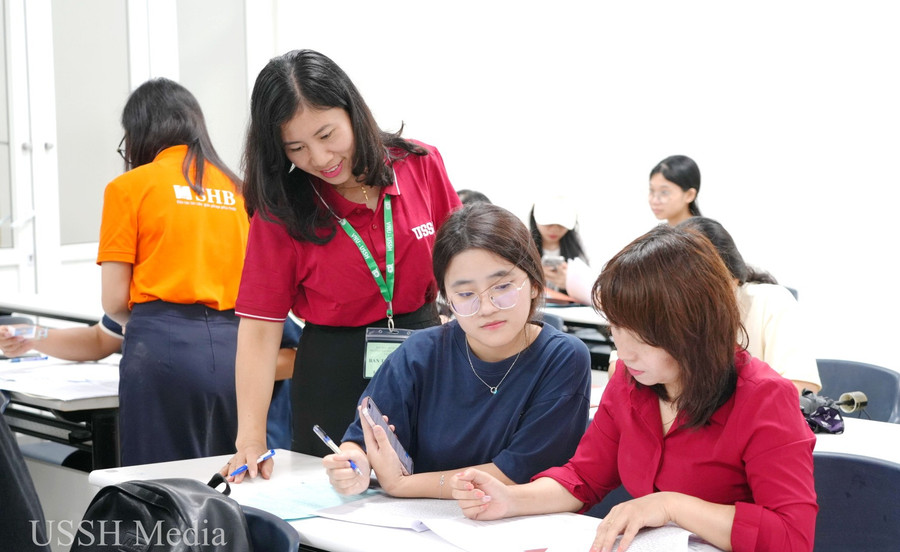 Cán bộ, giảng viên Trường ĐH Khoa học Xã hội và Nhân văn (ĐH Quốc gia Hà Nội) hỗ trợ sinh viên.