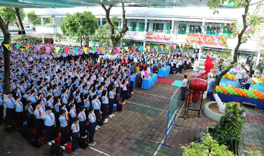 Tiết sinh hoạt dưới cờ của học sinh Trường THCS Phạm Đình Hổ. Ảnh: NTCC bo-quy-tac-ung-xu-trong-moi-truong-so-2.jpg