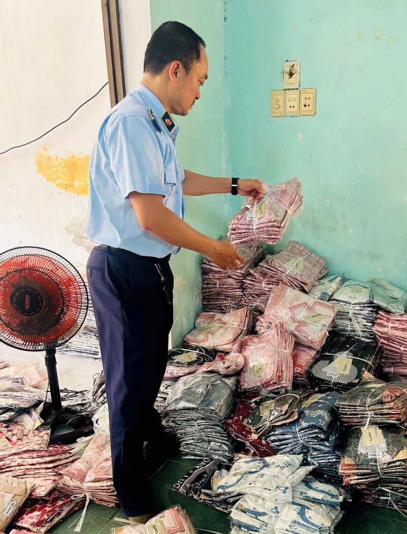 Đội Quản lý thị trường số 9 phát hiện 700 bộ quần áo "3 không". Ảnh: QLTT Đà Nẵng