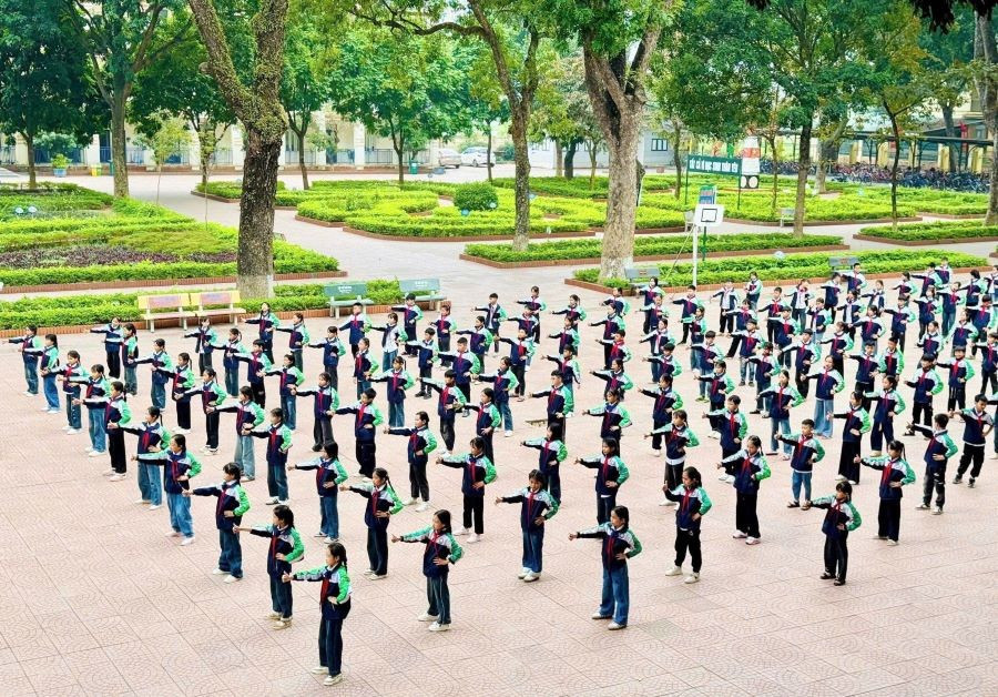 Cảnh quan môi trường sư phạm Trường Tiểu học Phạm Công Bình: Xanh - Sạch - Đẹp. z7465914125152-b44070f58f6887c46199755aac11388d.jpg