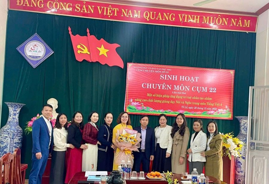 Các đại biểu chụp ảnh cùng cán bộ, giáo viên Trường Tiểu học Phạm Công Bình tại buổi sinh hoạt chuyên môn Cụm 22. z7465914115797-2fcf6b2360baee4f9cd37df70d889628.jpg
