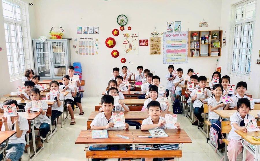 Lớp học khang trang, sạch đẹp. z7465914131585-3a0a11661e0358c7c69e121cc6877504.jpg