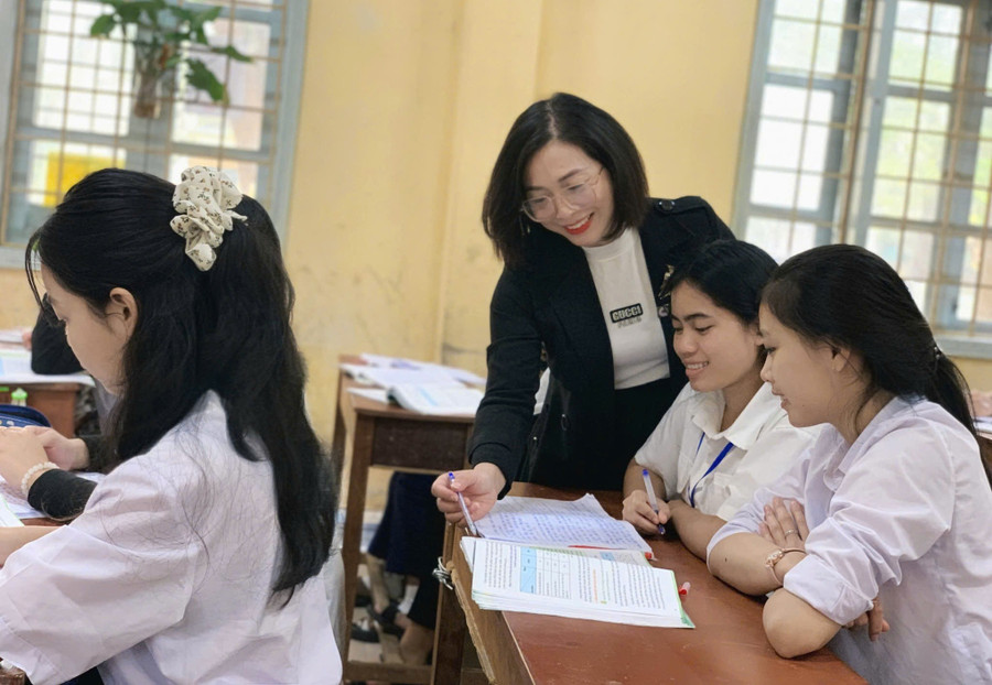 Cô Đào Ngọc Hiền - giáo viên dạy Địa lí, người nhiều năm đồng hành và cùng học trò gặt hái thành công trong bồi dưỡng học sinh giỏi. nang-chat-luong-toan-dien-ben-vung-3.jpg