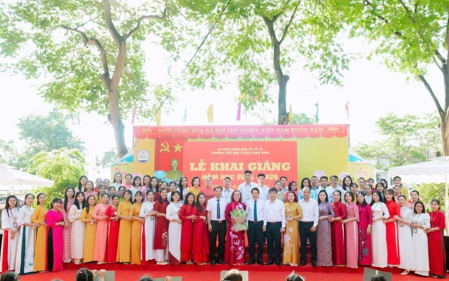 Các đại biểu chụp ảnh cùng cán bộ, giáo viên, nhân viên Trường Tiểu học Phạm Công Bình tại Lễ khai giảng năm học 2025 - 2026. z7465914122756-0c046c948ef3bc7cb27103cf16b4b516.jpg