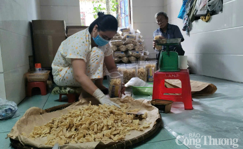 Mứt Kim Long được làm bằng thủ công, rim trên lửa hồng nên rất được thị trường ưa chuộng.