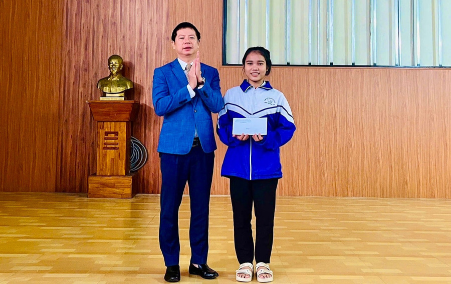 Ông Nguyễn Thế Long - Hiệu trưởng Trường Phổ thông DTNT THPT Nam Quảng Trị biểu dương em Hồ Thị Minh Sương - học sinh đạt giải Nhất môn Địa lí tại kỳ thi học sinh giỏi văn hóa cấp tỉnh. nang-chat-luong-toan-dien-ben-vung-2.jpg