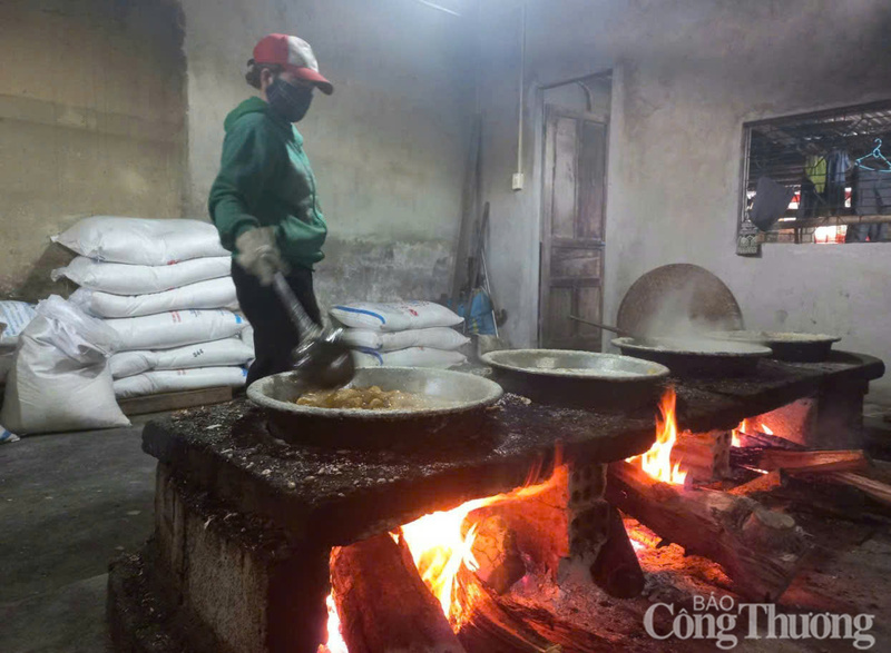 Giáp Tết, các lò mứt gừng ở Kim Long lửa đỏ suốt ngày.