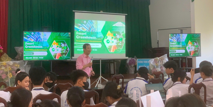 Thầy Trang Minh Thiên tập huấn sử dụng thiết bị cho dự án STEM liên môn. dat-giao-duc-va-dao-tao-vao-vi-tri-trung-tam-2.jpg