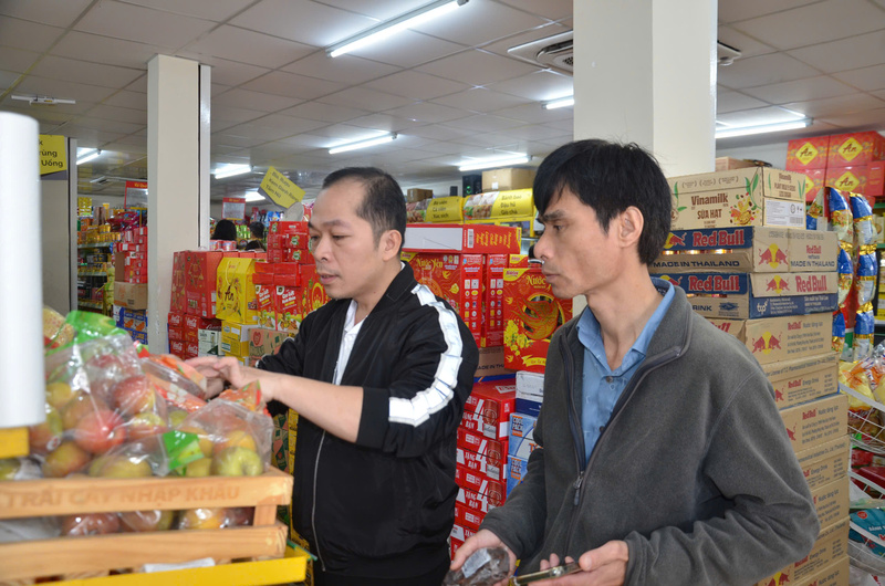 Những ngày cận Tết, các mặt hàng thực phẩm, gia vị đóng gói được sự quan tâm của nhiều khách hàng. Ảnh: NĐ