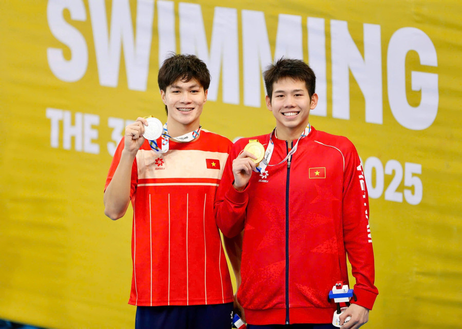 Quang Thuấn (bên phải) vượt qua Trần Hưng Nguyên để giành Huy chương Vàng nội dung bơi 400m hỗn hợp nam. Ảnh: INT. tu-sea-games-den-asiad-boi-viet-nam-2-7082.jpg