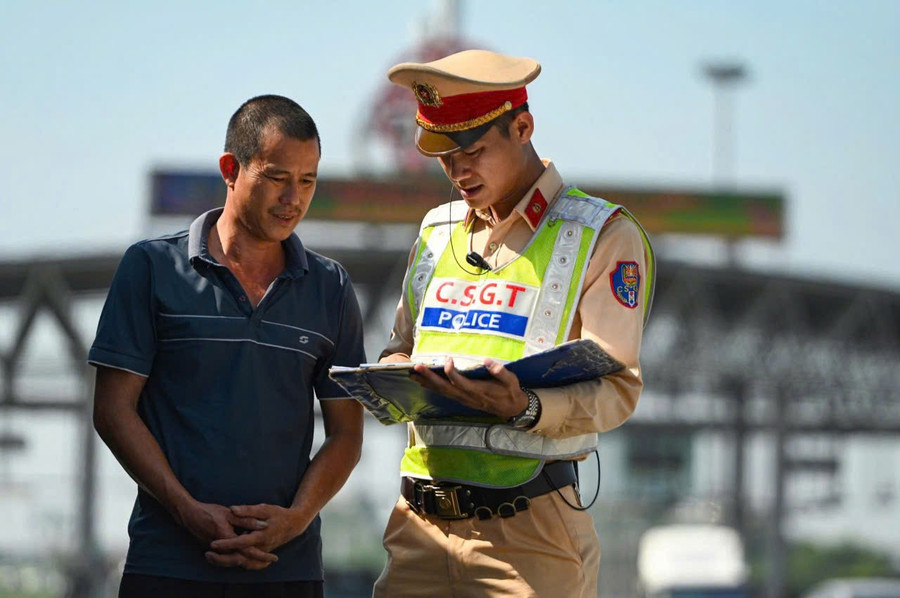 CSGT kiểm tra giấy tờ lái xe.