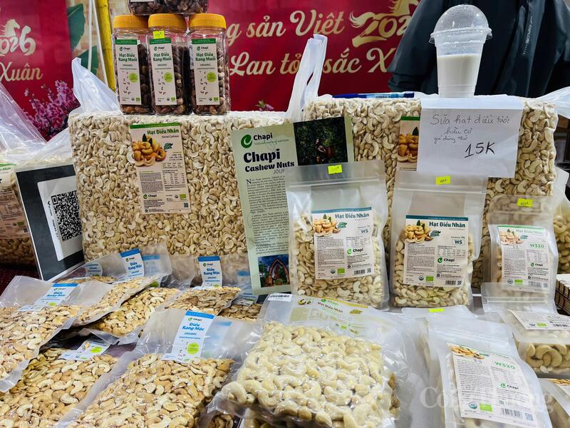 Anh Hoằng nói vui, hạt điều Chapi là loại điều ngon nhất và đắt nhất tại Việt Nam vì sản xuất theo hướng hữu cơ và phải tuân thủ theo yêu cầu nghiêm ngặt để xuất khẩu. Ảnh: P.C