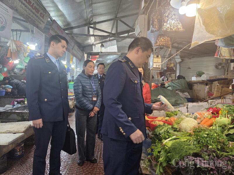 Khảo sát giá rau tại chợ dân sinh.