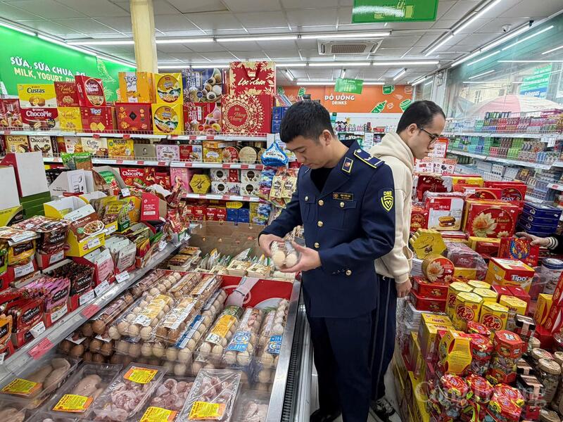 Cán bộ Đội Quản lý thị trường số 2 đi thực tế, khảo sát giá tại siêu thị.