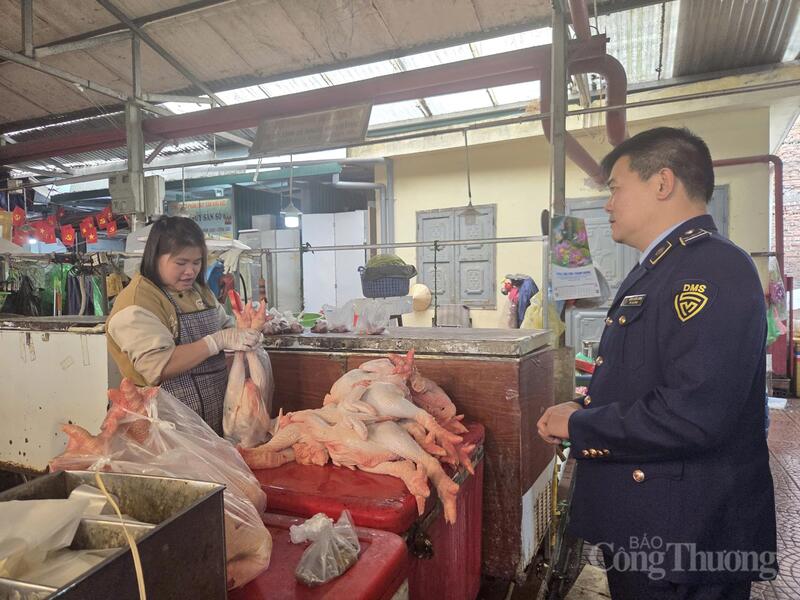 Cán bộ Quản lý thị trường Hà Nội kiểm soát, nắm bắt tình hình thực tế tại khu kinh doanh thực phẩm ở chợ dân sinh trên địa bàn thành phố chiều 12/2.