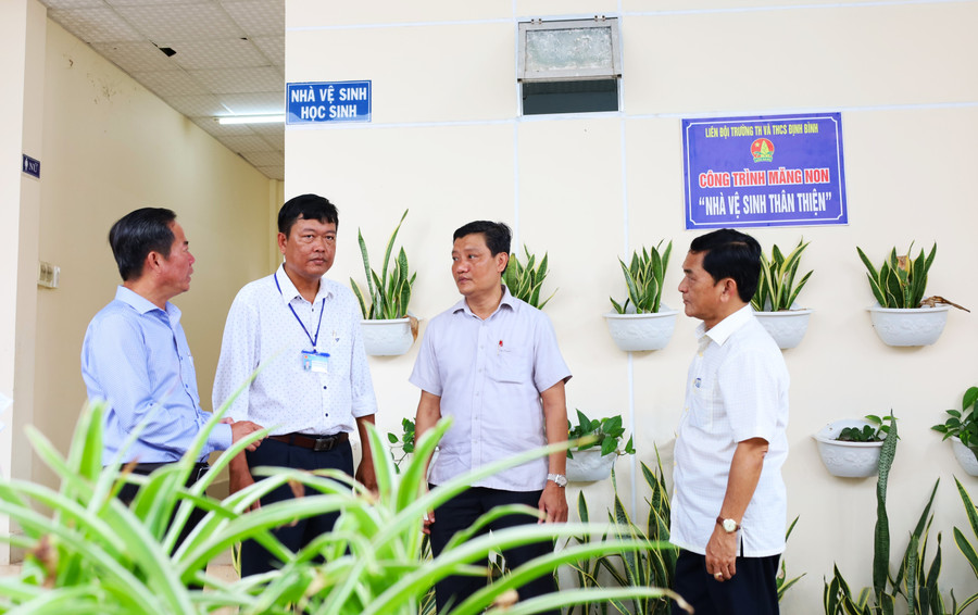 Đoàn công tác kiểm tra khu nhà vệ sinh tại Trường TH&THCS Định Thành.