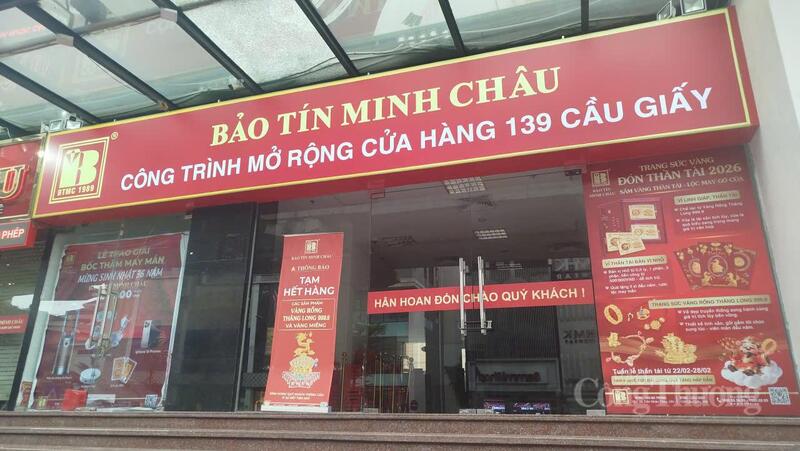 Cửa hàng vàng bạc Bảo Tín Minh Châu cơ sở số 139 Cầu Giấy đóng cửa từ chiều 25/3. Ảnh: Hải Sơn