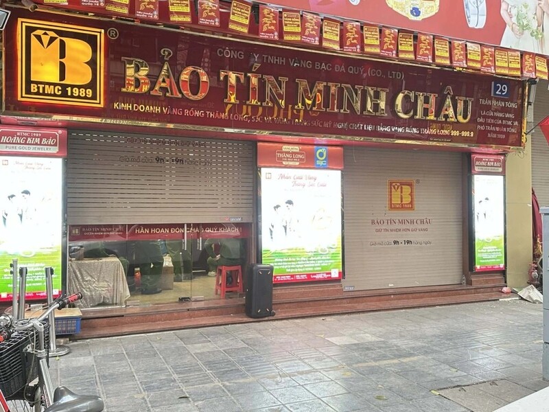 Cơ sở Bảo Tín Minh Châu ở 29 Trần Nhân Tông lúc 16h hôm nay. Ảnh: Trọng Hiếu