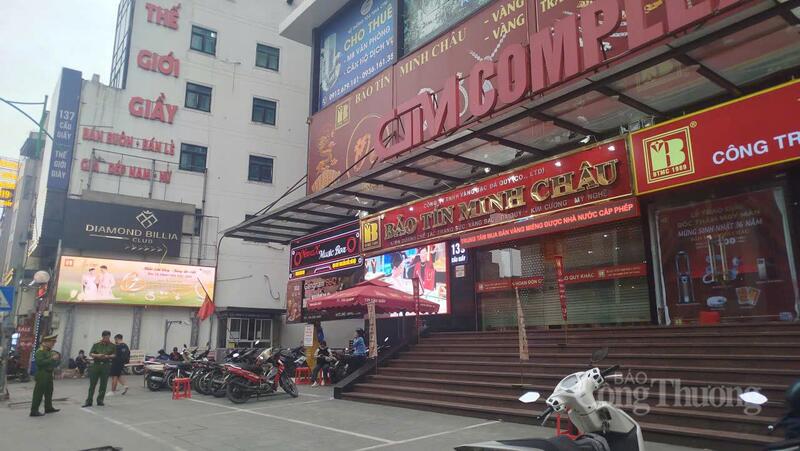 Công an xuất hiện tại cửa hàng Bảo Tín Minh Châu cơ sở số 139 Cầu Giấy. Ảnh: Hải Sơn.