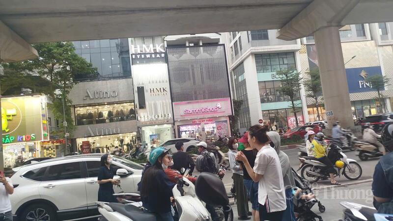 Nhiều người dân tập trung trước cửa hàng Bảo Tín Minh Châu 139 Cầu Giấy.