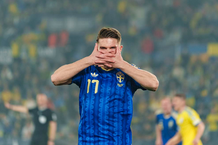 Tiền đạo Viktor Gyokeres ăn mừng cú hat-trick giúp Thụy Điển đè bẹp Ukraine 3-1. thuy-dien-1.png