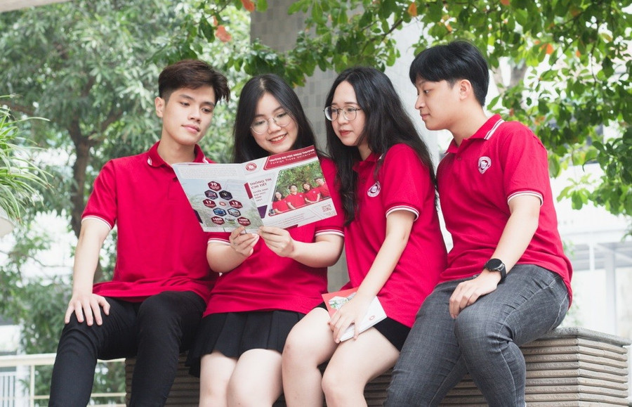 Sinh viên Trường Đại học Ngoại thương tìm hiểu thông tin tuyển sinh của trường năm 2026. Ảnh: NTCC hut-thi-sinh-bang-xu-huong-dao-tao-lien-nganh-1.jpg