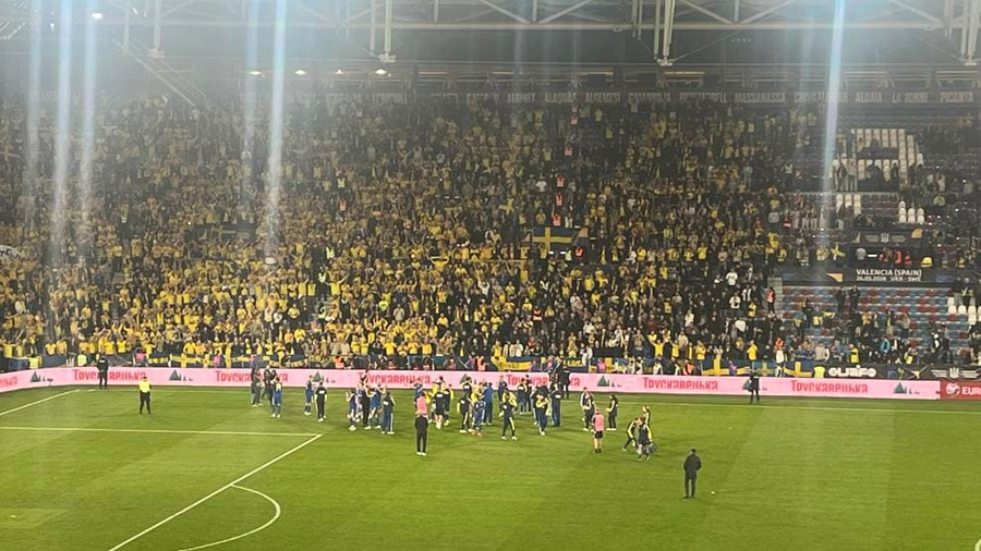 Các cầu thủ Thụy Điển tri ân cổ động viên theo chân họ tới Tây Ban Nha để cổ vũ. thuy-dien-3.png