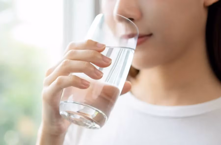 Thói quen uống nước ấm lúc sáng sớm khi còn đói có thể cải thiện tình trạng da, giảm mệt mỏi… (Ảnh: ITN).