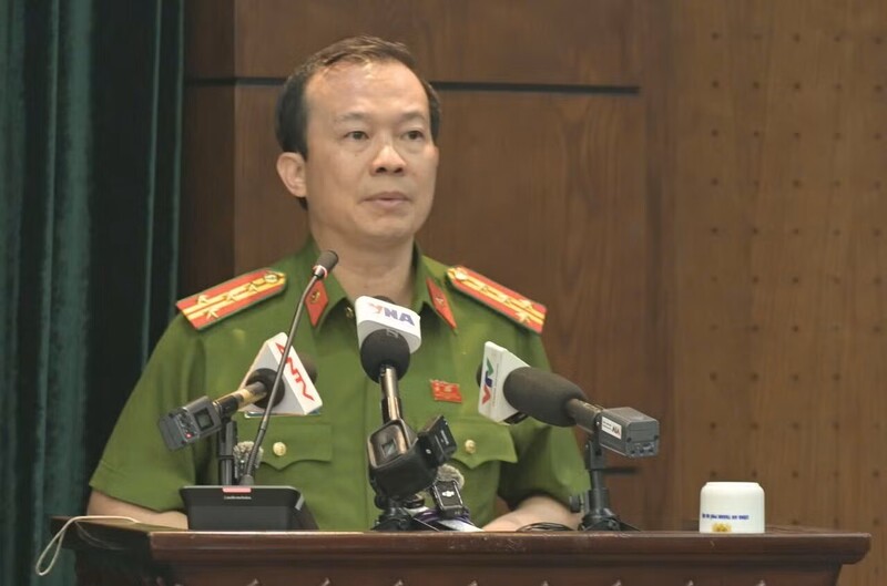Đại tá Trần Thanh Tùng, Chánh Văn phòng Cơ quan Cảnh sát điều tra Công an TP. Hà Nội thông tin tại buổi họp báo. Ảnh: Trần Cường