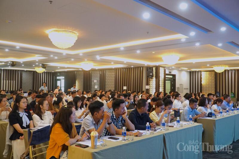 Hơn 300 đại biểu đến từ các hoanh nghiệp hoạt động hóa chất trong lĩnh vực công nghiệp trên địa bàn TP. Đà Nẵng tham dự tập huấn