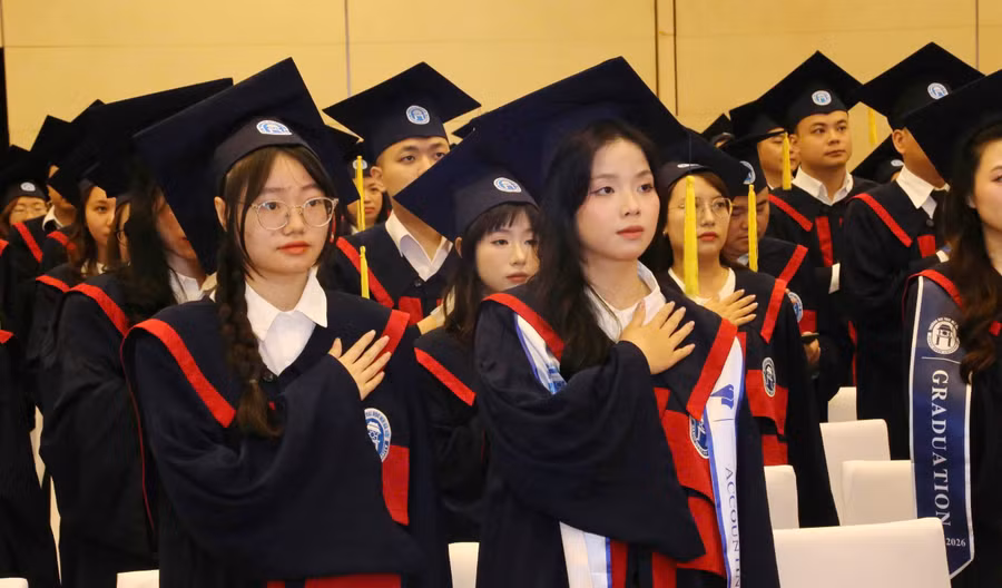 Các tân cử nhân, kỹ sư thực hiện nghi thức tuyên thệ trong ngày nhận bằng tốt nghiệp. Ảnh minh hoạ. traobangtotngiepjpg1.jpg