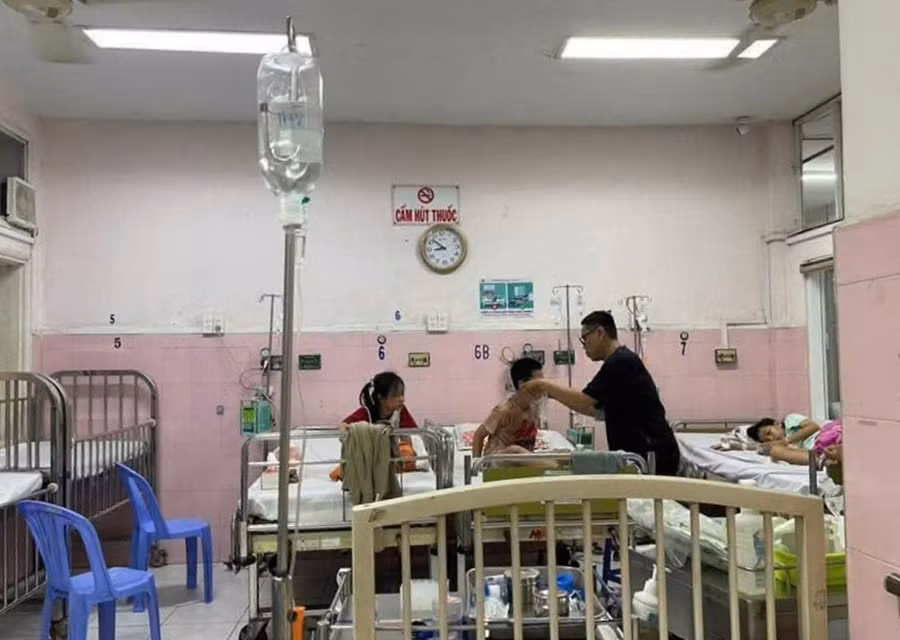 Các học sinh được chăm sóc tại cơ sở y tế. Ảnh: Phụ huynh cung cấp.