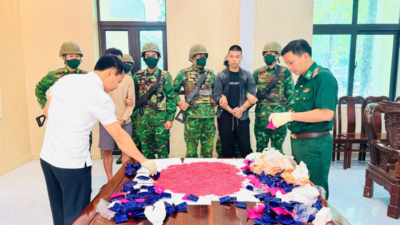 Các đối tượng cùng tang vật bị bắt giữ. Ảnh: Bộ đội Biên phòng Hà Tĩnh