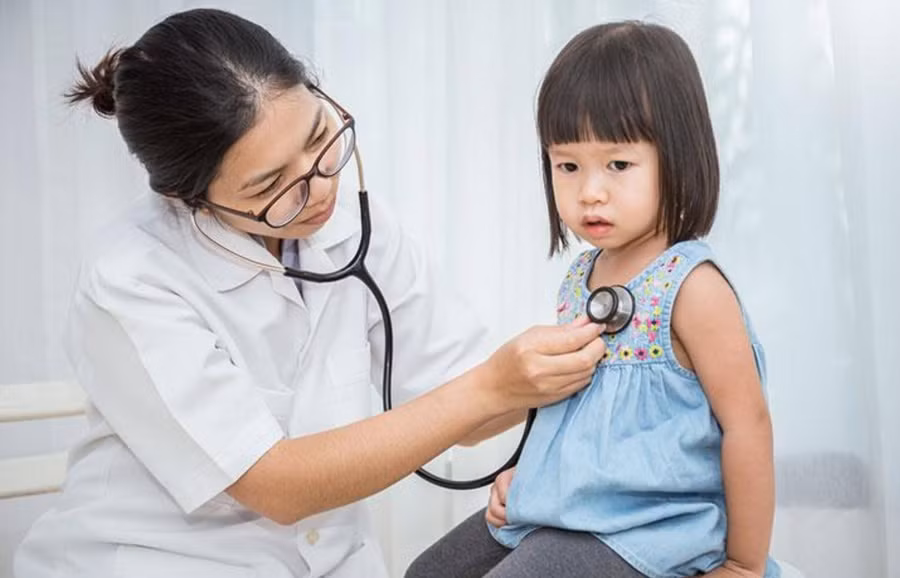 Mùa nóng là mùa cao điểm của các bệnh ở trẻ em. (Ảnh: ITN).