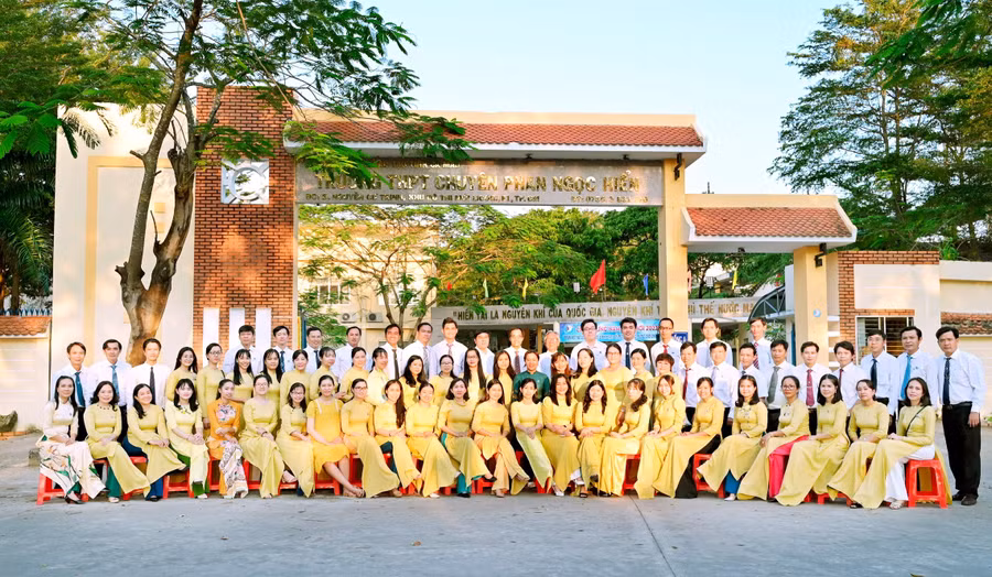 Tập thể sư phạm Trường THPT chuyên Phan Ngọc Hiển, Cà Mau.