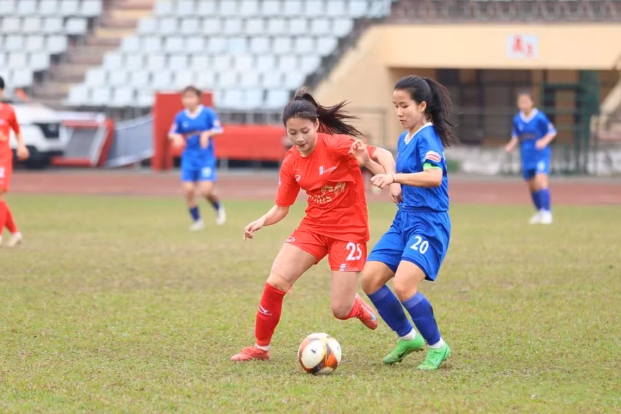 Trận Phong Phú Hà Nam (bên trái) gặp Thái Nguyên T&T, giải bóng đá nữ U19 quốc gia năm 2026. Ảnh: VFF