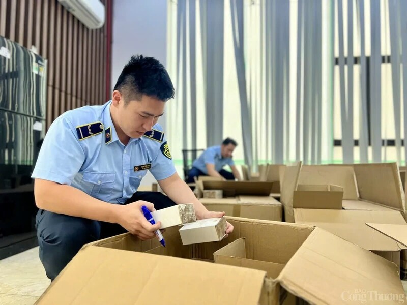 Lực lượng quản lý thị trường ra quân kiểm tra, kiểm soát thị trường (Ảnh: Quyên Lưu)