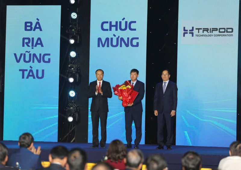 Đại diện UBND tỉnh Bà Rịa - Vũng Tàu (cũ) trao quyết định đầu tư cho ông Lữ Chí Minh, Tổng giám đốc Công ty Điện tử Tripod Việt Nam tại KCN Châu Đức, tổng vốn đầu tư 250 triệu USD. Ảnh: Hoàng Lân