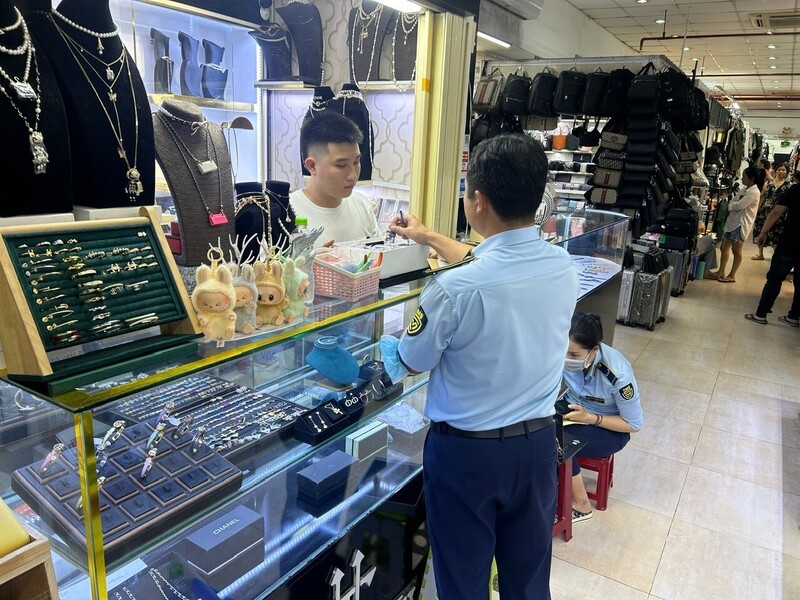 Đội Quản lý thị trường số 4 kiểm tra tại hộ kinh doanh trong Saigon Square và Chợ Bến Thành. Ảnh: Chi cục Quản lý thị trường TP. Hồ Chí Minh