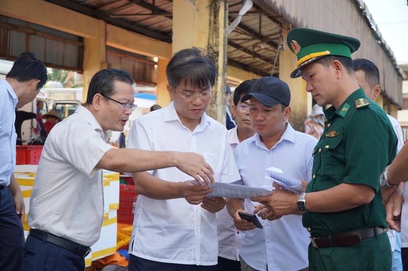 Phó Chủ tịch UBND tỉnh Quảng Ngãi Đỗ Tâm Hiển (ở giữa) yêu cầu các đơn vị triển khai quyết liệt công tác chống khai thác IUU theo phương châm “rõ người, rõ việc, rõ trách nhiệm”. Ảnh: Phước Ngọc