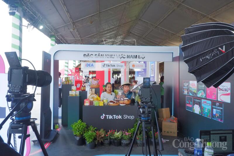 Không gian trải nghiệm livestream bán nông sản và kết nối tiêu thụ đặc sản OCOP thông qua các nền tảng số tại lễ hội.