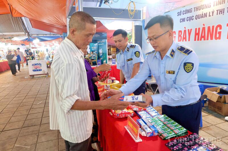 Gian hàng trưng bày hàng thật - hàng giả của Chi cục Quản lý thị trường thuộc Sở Công Thương tỉnh Điện Biên tại Hội chợ Xúc tiến thương mại và sản phẩm OCOP.