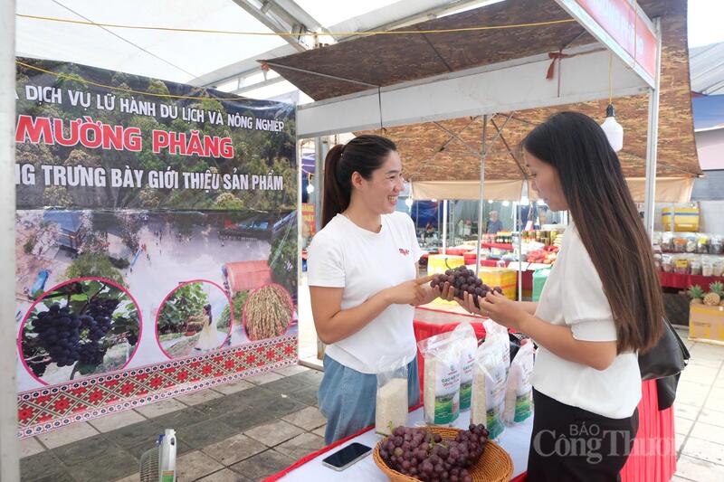 Gian hàng của Hợp tác xã Dịch vụ lữ hành du lịch và nông nghiệp Mường Phăng (tỉnh Điện Biên) luôn “hút” khách.