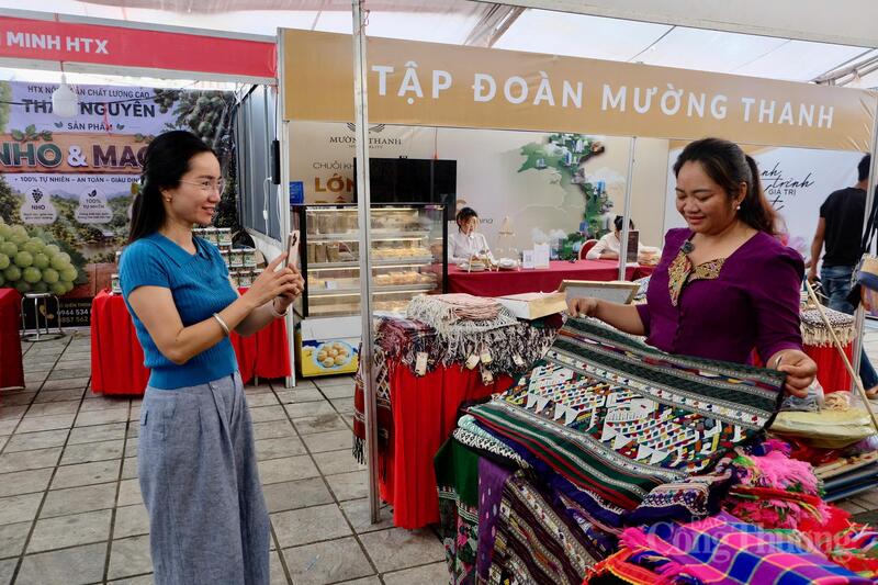 Các sản phẩm dệt thổ cẩm của Điện Biên được khách hàng quan tâm, lựa chọn.