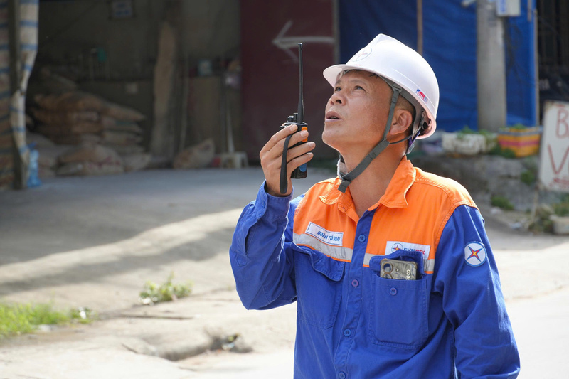 Chỉ huy trực tiếp tại hiện trường liên tục sử dụng bộ đàm để giám sát, điều phối.