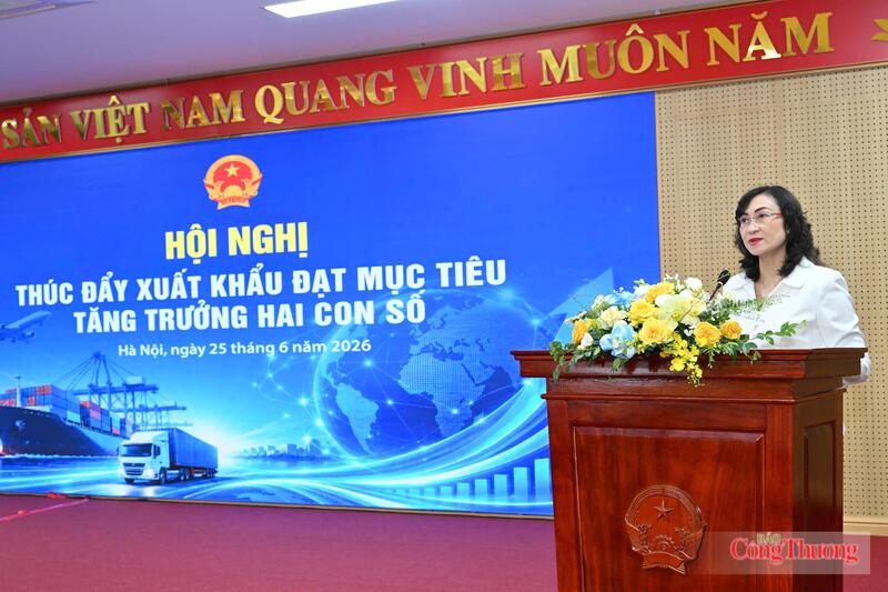 Thứ trưởng Bộ Công Thương Phan Thị Thắng phát biểu khai mạc hội nghị