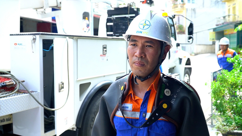Anh Nguyễn Xuân Kính, nhân viên bậc 5/7 thuộc Đội sửa chữa điện hotline (Công ty Điện lực Lào Cai), vừa bước xuống khỏi gầu nâng sau một ca làm việc căng thẳng trên lưới điện đang mang điện.
