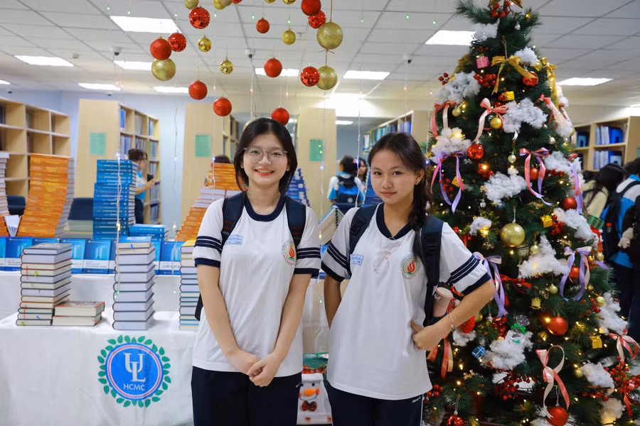 Học sinh THPT tham quan Trường Đại học Luật TPHCM. Ảnh: ULAW.
