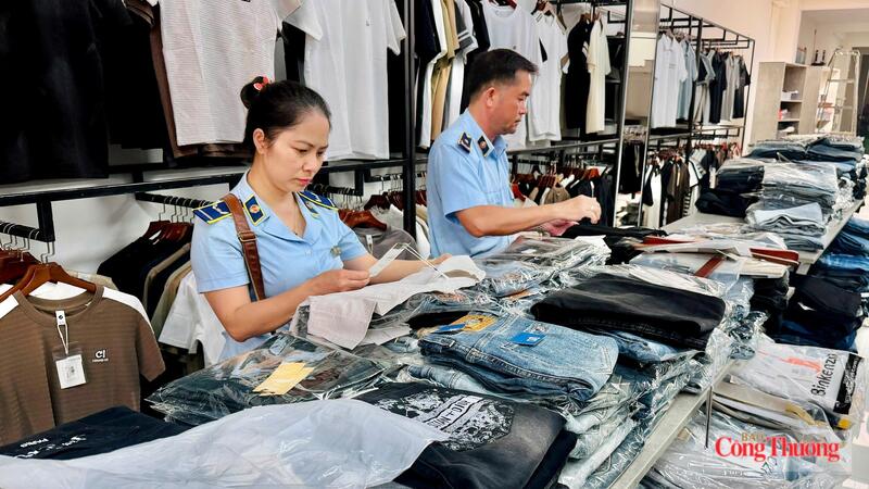 So với cùng kỳ năm 2025, số vụ vi phạm được phát hiện tăng 504 vụ, tương đương 57%; số vụ xử phạt hành chính tăng 547 vụ, tương đương 72,3%. Ảnh: QLTT