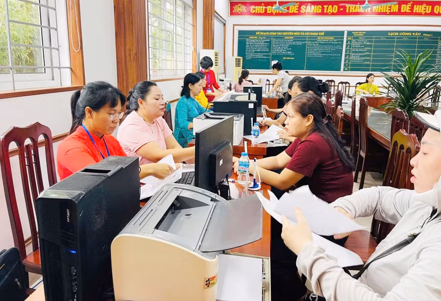 Mọi thắc mắc của phụ huynh học sinh đều được các cán bộ tuyển sinh giải thích cặn kẽ, chi tiết. yen-3-4922.jpg